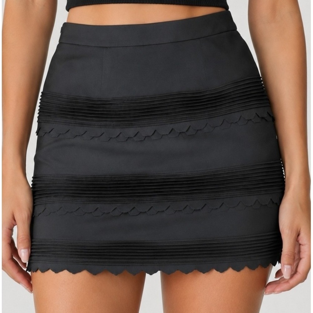 Banana Republic Mini Skirt Black Laser Cut Scallop Hem Textured Womens Size 0